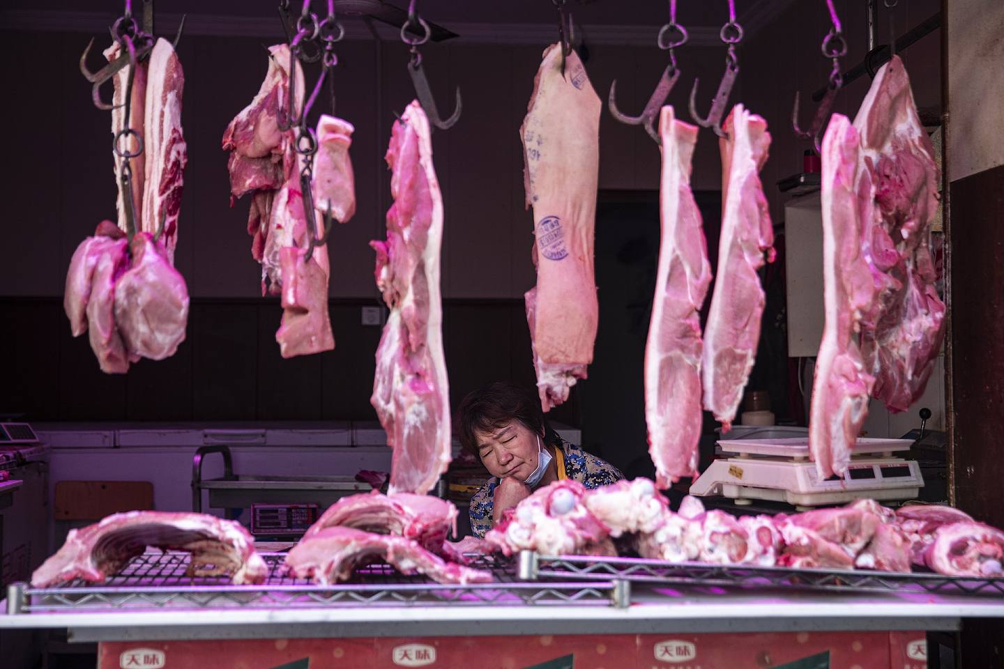 粮食：图为2022年5月16日，中国武汉市市场一间猪肉店的猪肉。 （Getty）