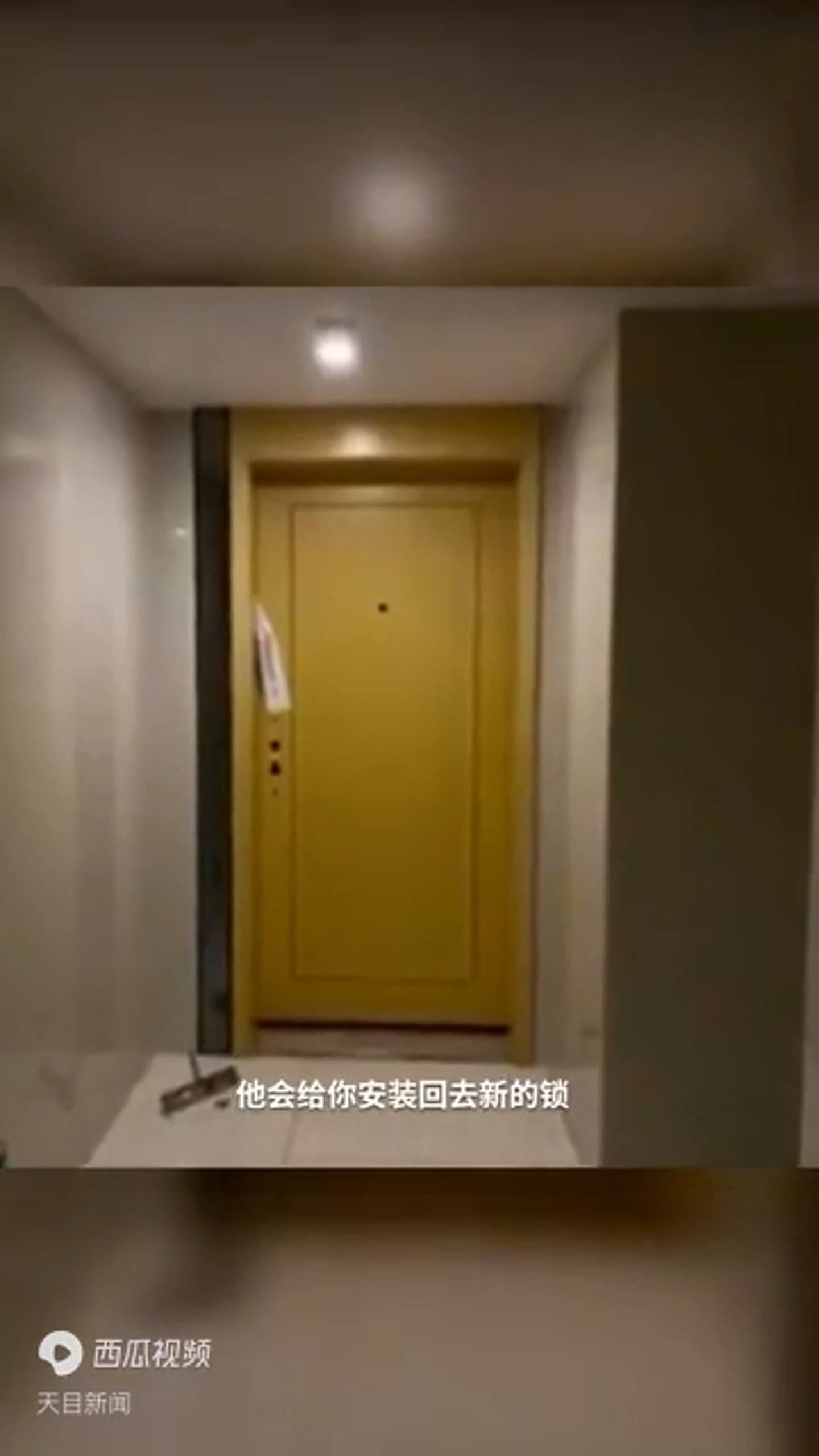 广州一个屋苑一百多户业主在酒店隔离期间，屋苑防疫人员破门入屋进行消毒。 （影片截图）