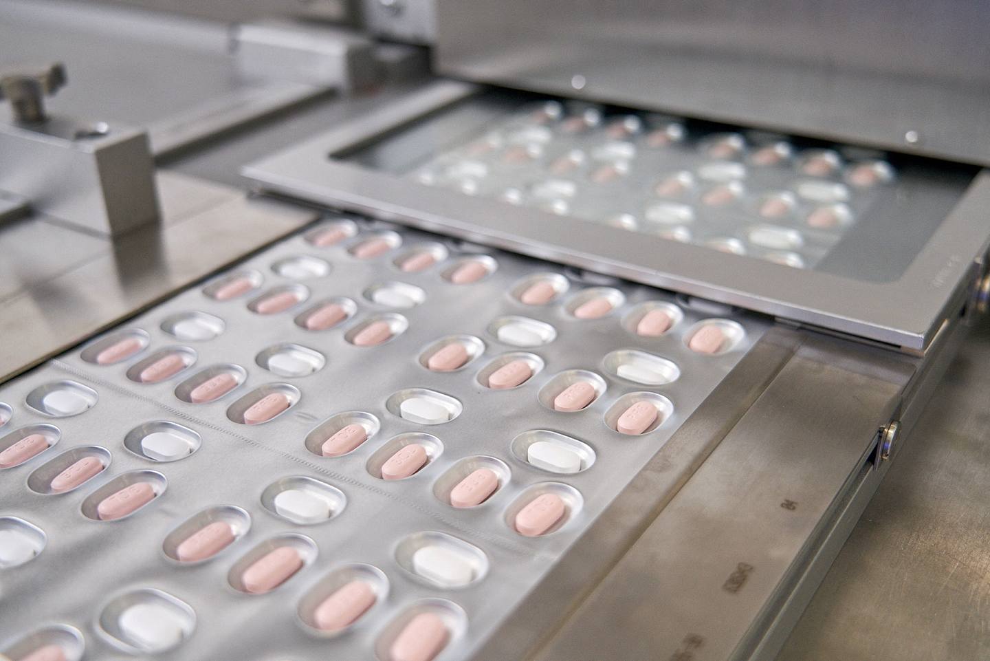 新冠肺炎：图为2021年11月16日，辉瑞药厂正在生产及包装口服药Paxlovid。 （Reuters）