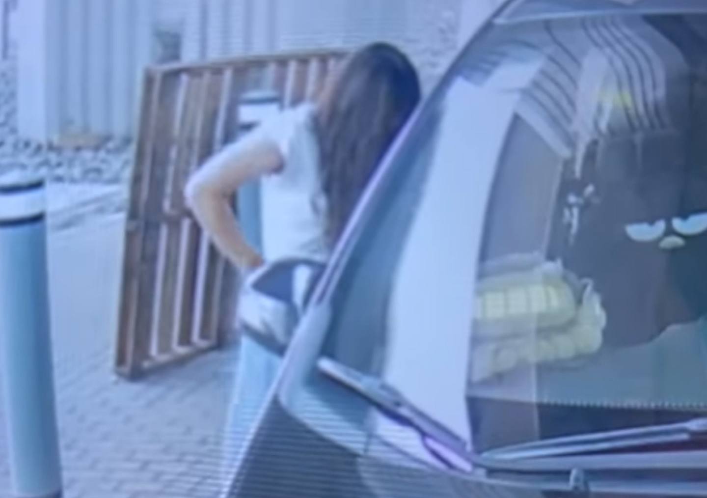 約半小時後，男方返回「左軚」司機位置，女子則在車門旁邊整理衣物，上車後兩人再次輕吻一下後便開車離去。（fb影片截圖）