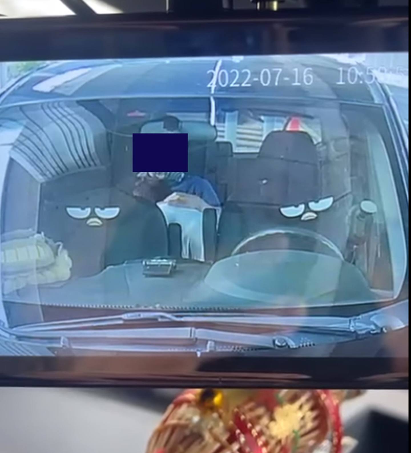 网上流传1段短片，显示一对男女坐在私家车后座，女子伏于男子腿上疑有所动作，更疑曾跨坐于男方身上。 （fb影片截图）