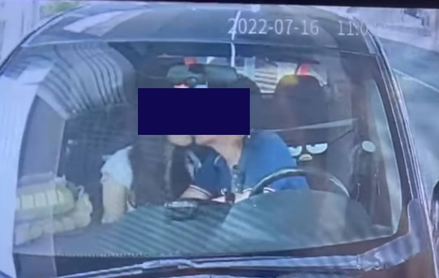 約半小時後，男方返回「左軚」司機位置，女子則在車門旁邊整理衣物，上車後兩人再次輕吻一下後便開車離去。（fb影片截圖）