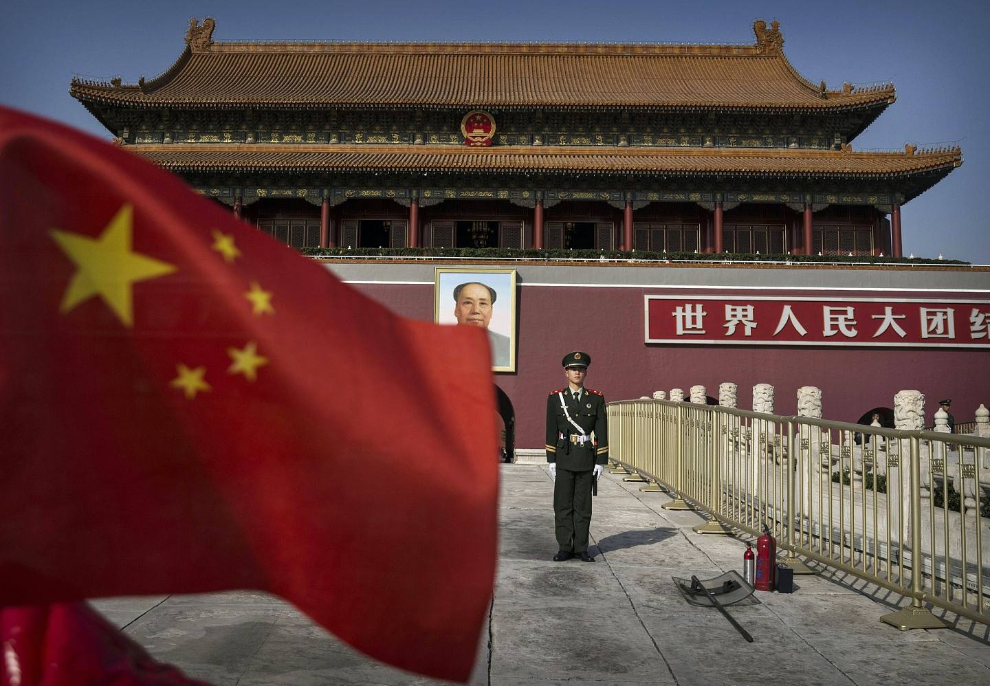 一名中国士兵在2014年10月27日在北京的紫禁城外的天安门门前站岗。 （Getty Images）