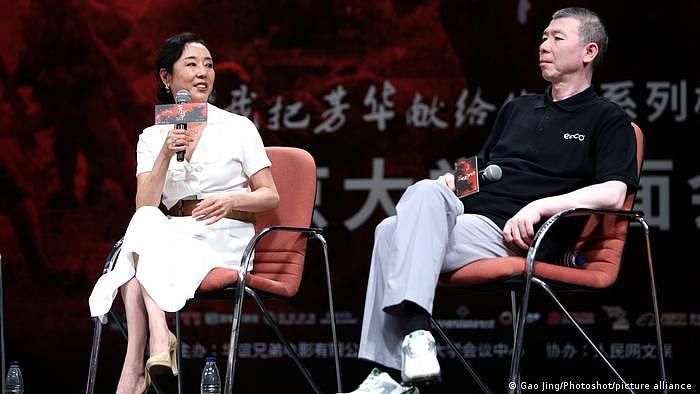 严歌苓曾经是中国娱乐圈顶层的座上宾和包括冯小刚（右一）在内的一线导演合作密切（摄于2017年9月18日北京）