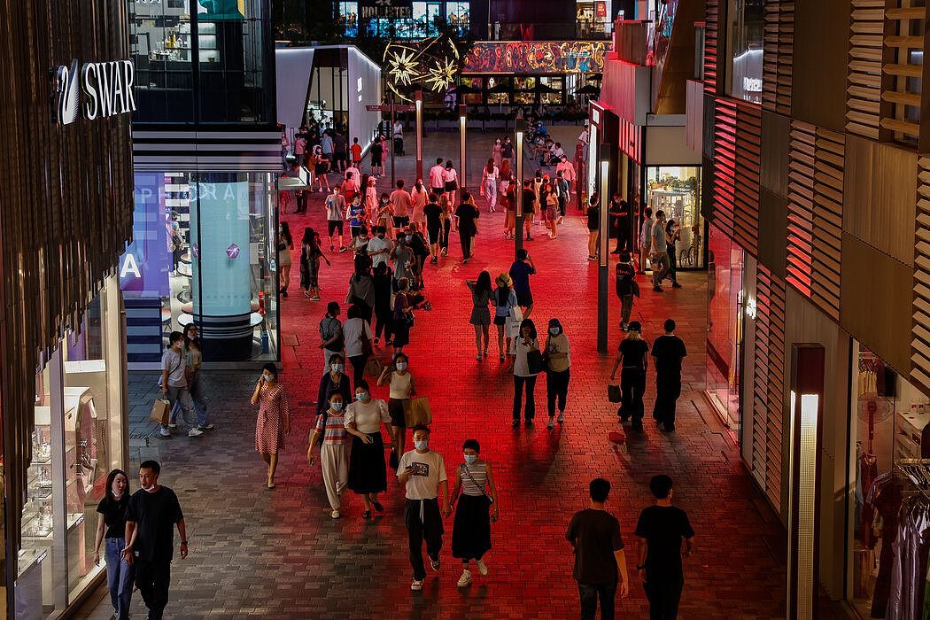 本月早些时候，北京的一个购物区。中国报告称，从4月到6月，经济增长出现下滑。