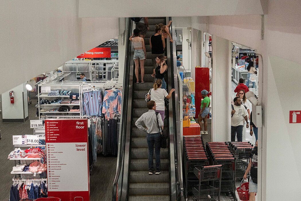 周三，曼哈顿的购物者。消费者对物价上涨和近期支出放缓的焦虑加剧了对经济衰退的担忧。