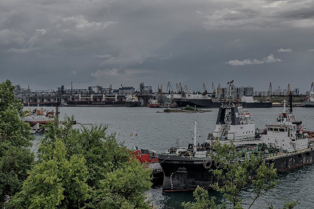 乌克兰敖德萨的港口，上个月。俄罗斯对乌克兰的攻击减少了世界粮食、化肥和能源的供应。