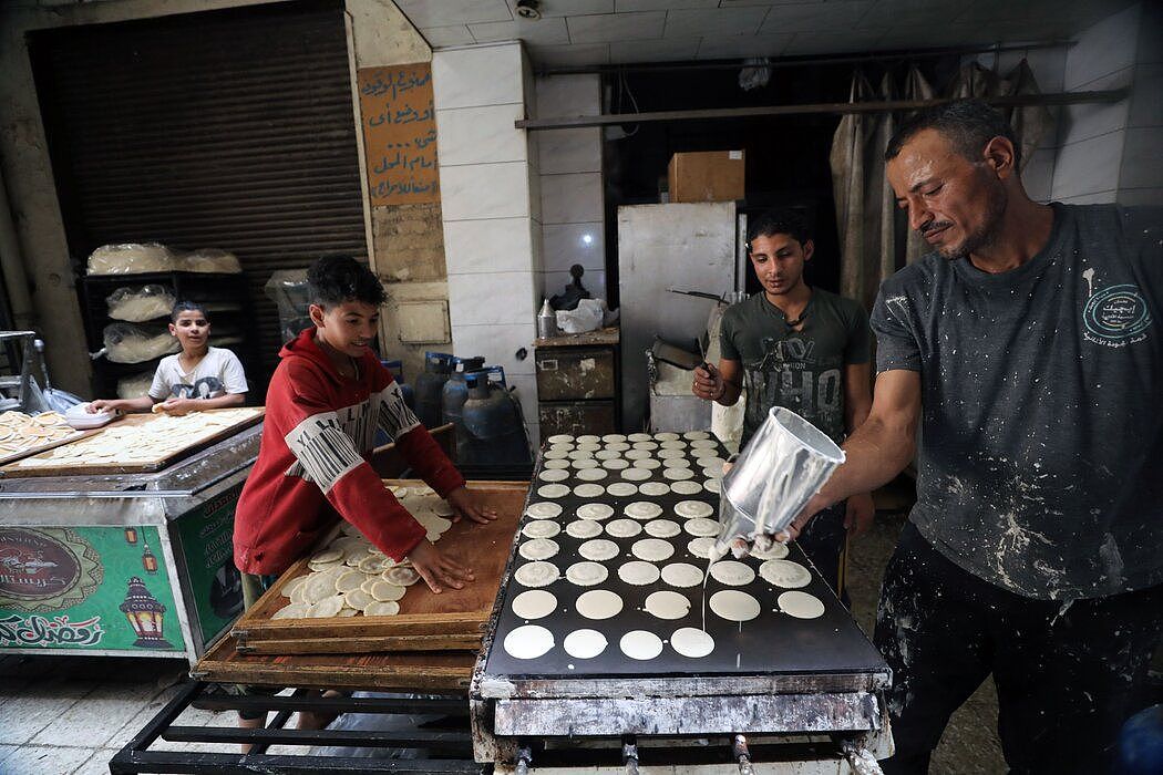 开罗的一位烘焙师。从埃及到老挝，传统上依赖俄罗斯和乌克兰供应小麦的国家遭遇了面包等主食价格的飙升。
