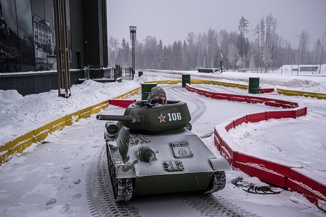 去年在莫斯科的一个儿童游乐园，游客们开着一辆苏联时代的模型坦克。政府正奋力向儿童灌输军事化的爱国主义。