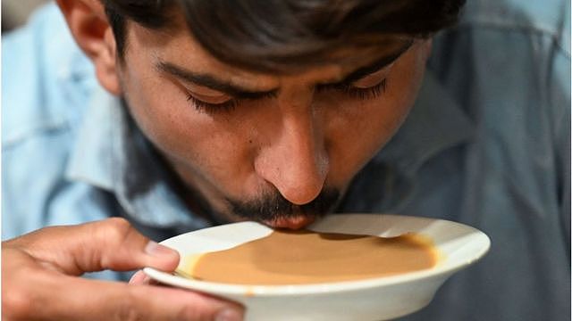 在伊斯兰堡的一家餐馆里，一名男子正在用茶托喝茶