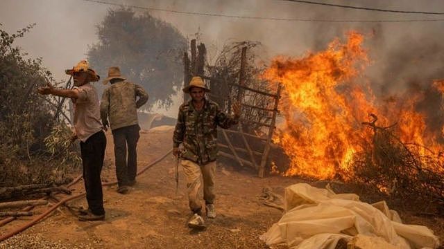 北非国家摩洛哥已经命令1300多民众离开家园，并部署了更多的消防员来处理北部的森林大火。