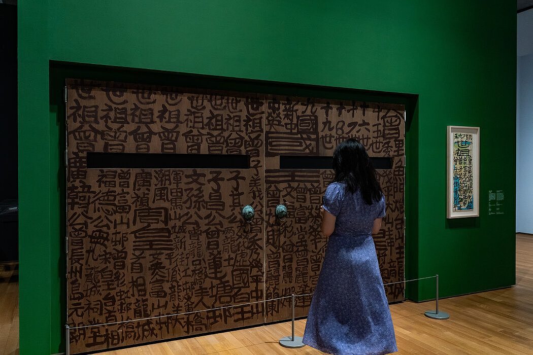 香港的M+博物馆收藏的两扇写满了曾灶财墨迹的木门。