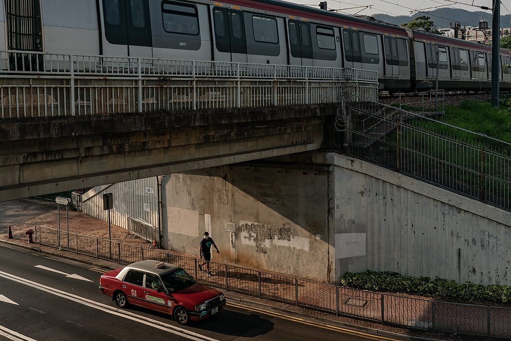 有人在香港的一座铁路桥下发现了涂鸦艺术家曾灶财的作品后，这座再普通不过的桥在一个异见已被扼杀的城市产生了出人意料的吸引力。