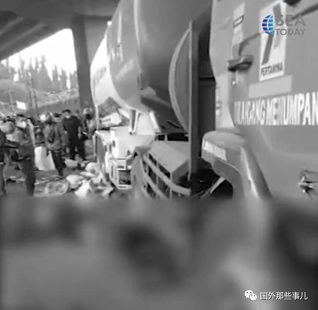 一辆油罐车冲入人群，已经造成25人死亡，马路上一地尸体（组图） - 1