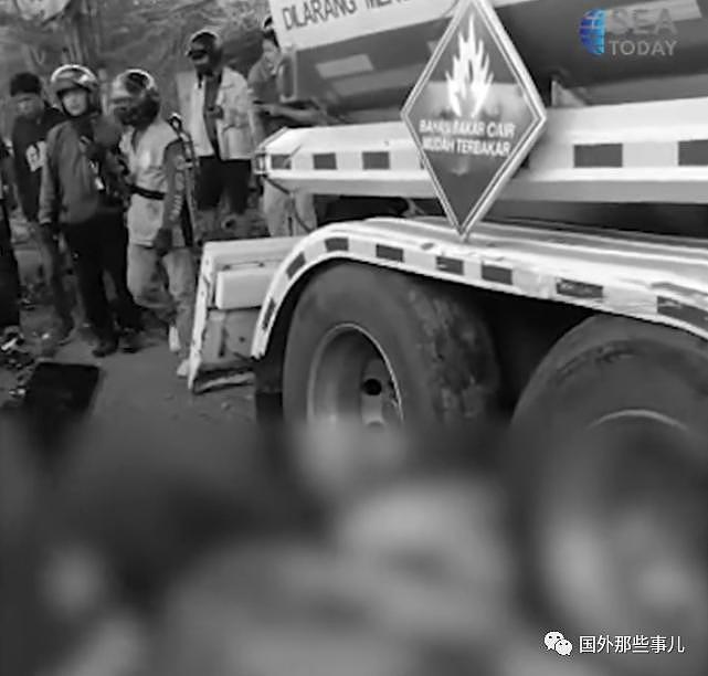 一辆油罐车冲入人群，已经造成25人死亡，马路上一地尸体（组图） - 2