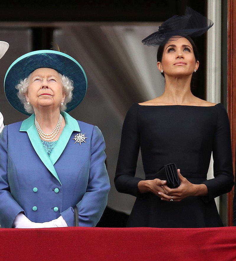 英国作家在新书中透露，于筹备菲立普亲王的葬礼时，在得知梅根（右）不会出席后，英女王伊丽莎白二世（左）告诉助手：「感谢老天，梅根不会来。」（路透资料照片）