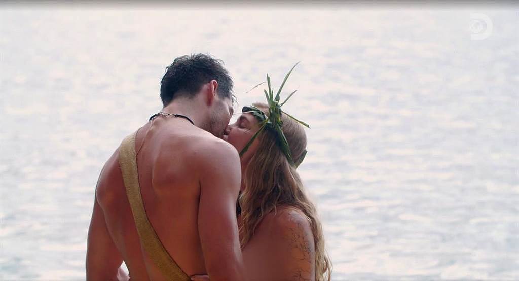 《裸身求爱21天》班尼与布芮在海边热吻。 （翻摄自MyVideo）