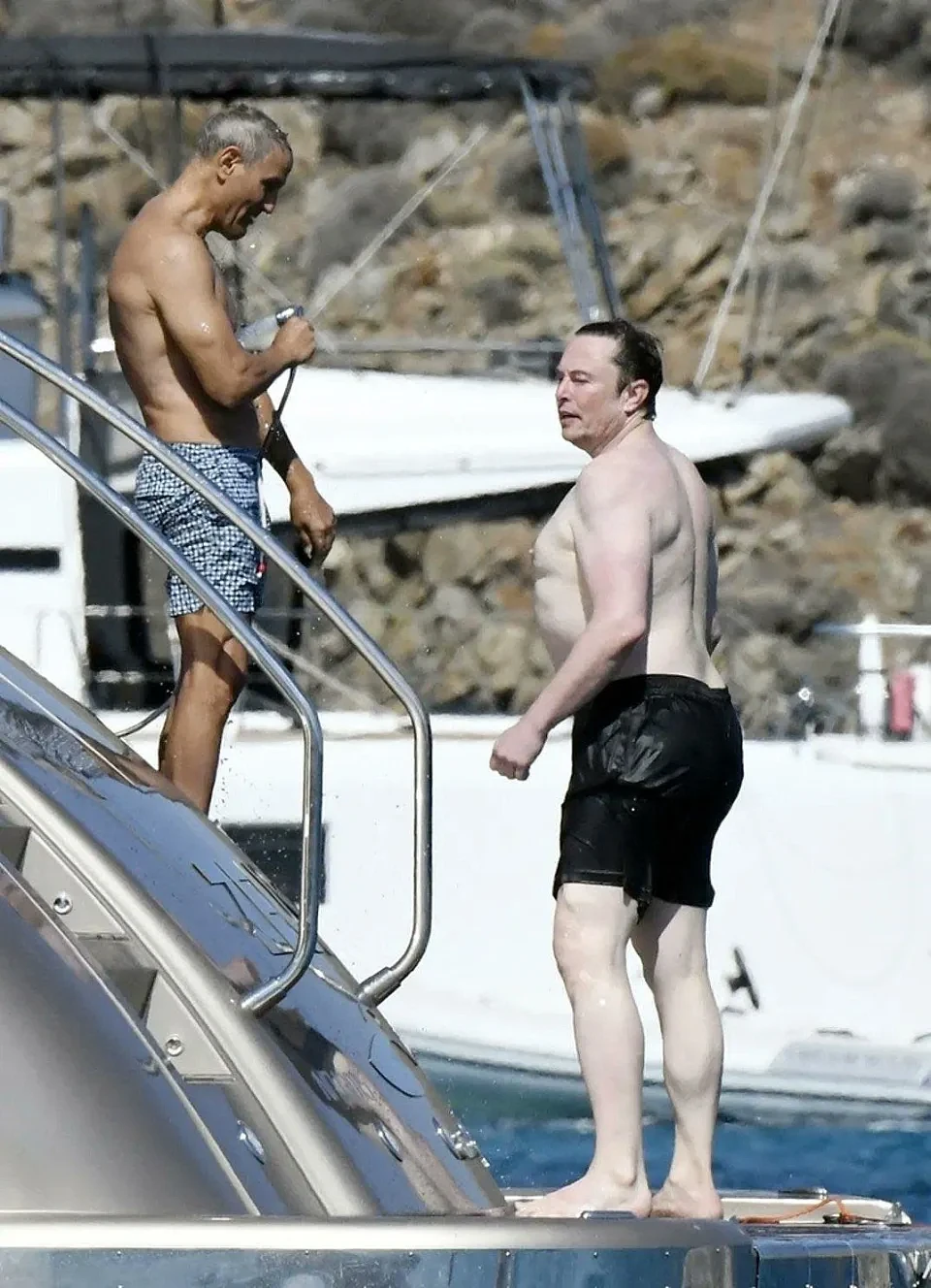 马斯克（右）穿着一件黑色泳裤，大露「白斩肉」。 （翻摄@JUNlPER推特）