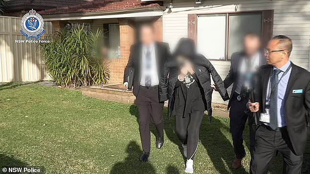 视频曝光！悉尼老师涉出示伪造接种证书，只为继续留校上班，多名特警上门拿人（视频/组图） - 4