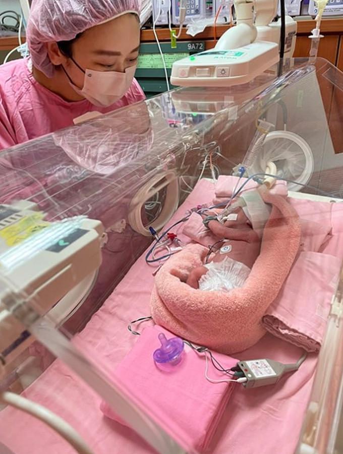 39岁女星宣布诞下龙凤胎！早产出血崩溃大哭，宝宝仅3.2斤需插管（组图） - 2