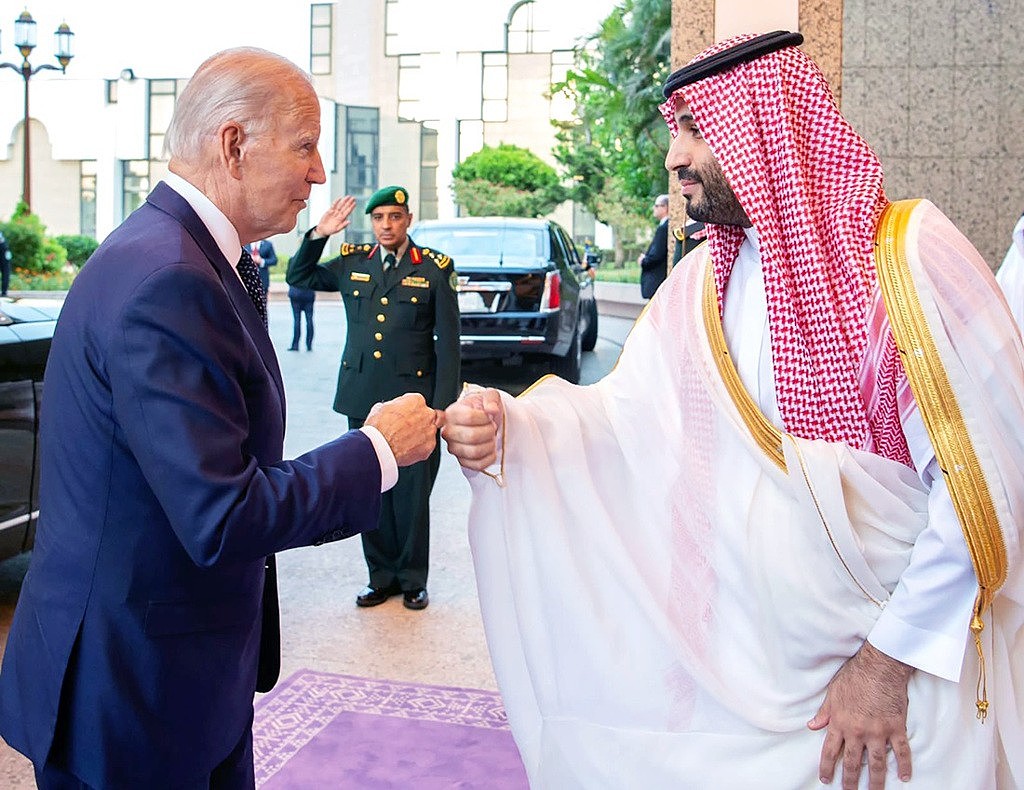 美国总统拜登访问沙乌地阿拉伯，并且与沙国王储穆罕默德． 沙尔曼留下「碰拳」的历史性争议画面。 （图／路透社、沙乌地王宫提供）