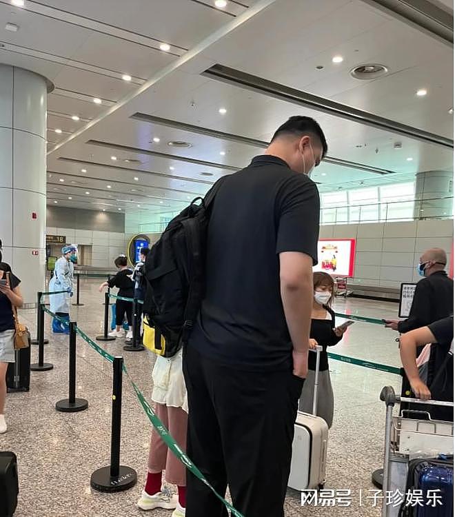 姚明与女儿在广州机场被偶遇，12岁女儿身高超过1米8，相当出众（组图） - 3