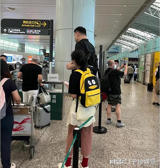 姚明与女儿在广州机场被偶遇，12岁女儿身高超过1米8，相当出众（组图） - 2