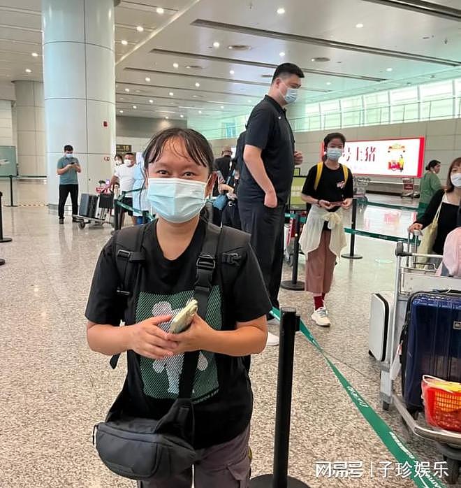 姚明与女儿在广州机场被偶遇，12岁女儿身高超过1米8，相当出众（组图） - 1