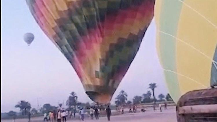 埃及两只热气球空中碰撞，28名乘客60米高空坠地，活动项目已暂停（图） - 1