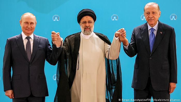 俄罗斯总统普京（左），伊朗总统莱希（中）与土耳其总统埃尔多安在伊朗首都德黑兰会晤。