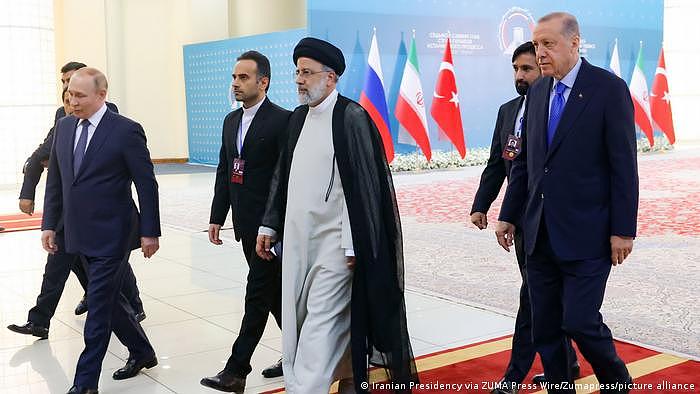 俄罗斯总统普京，伊朗总统莱希与土耳其总统埃尔多安在伊朗首都德黑兰会晤。