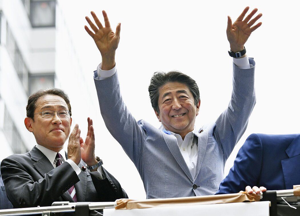安倍晋三和岸田文雄于2019年在广岛竞选。