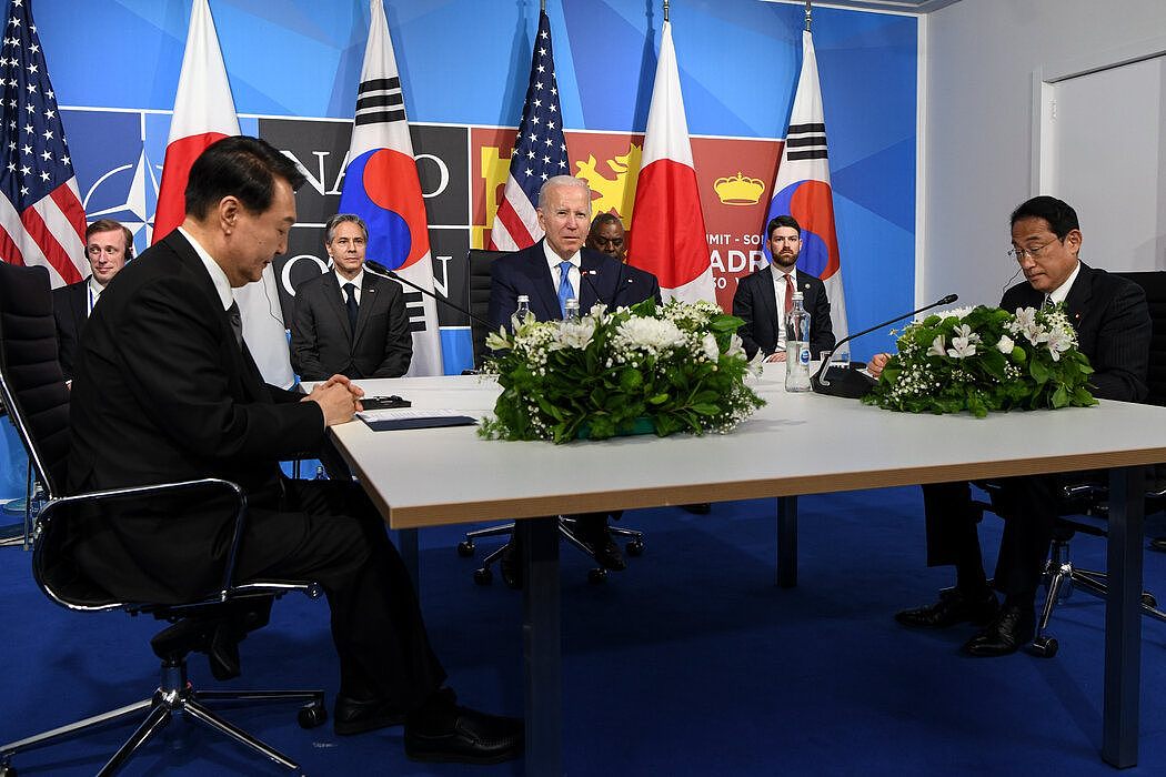 上个月，岸田文雄（右）与美国总统拜登、韩国总统尹锡悦在马德里参加北约会议。