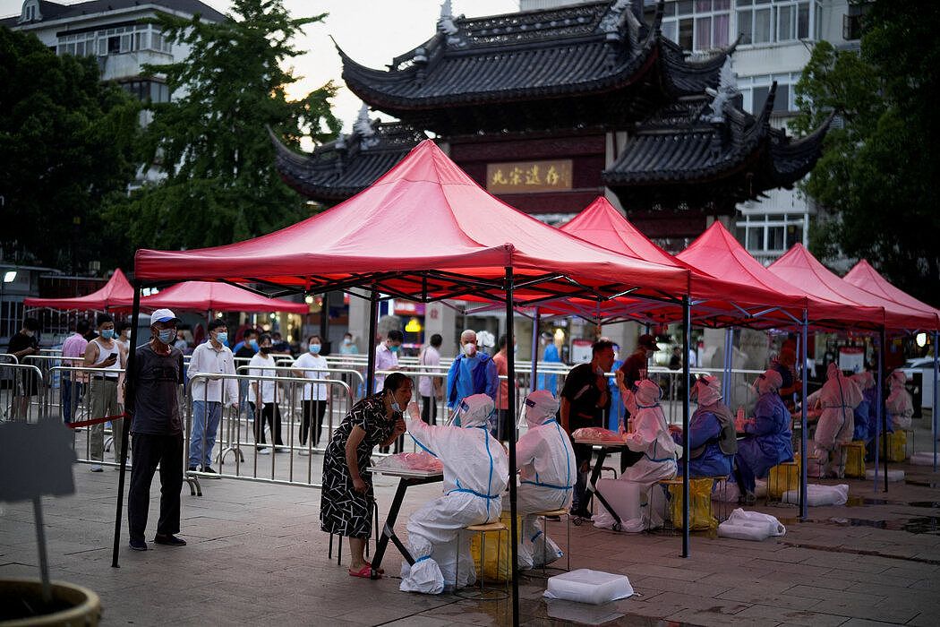 上周，上海居民在进行核酸检测。