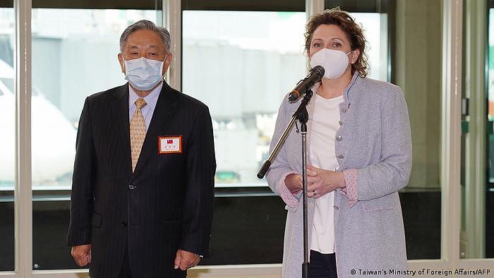 欧洲议会副议长毕尔（右）7月19日抵达台湾访问，台外交部政务次长田中光（左）代表接机