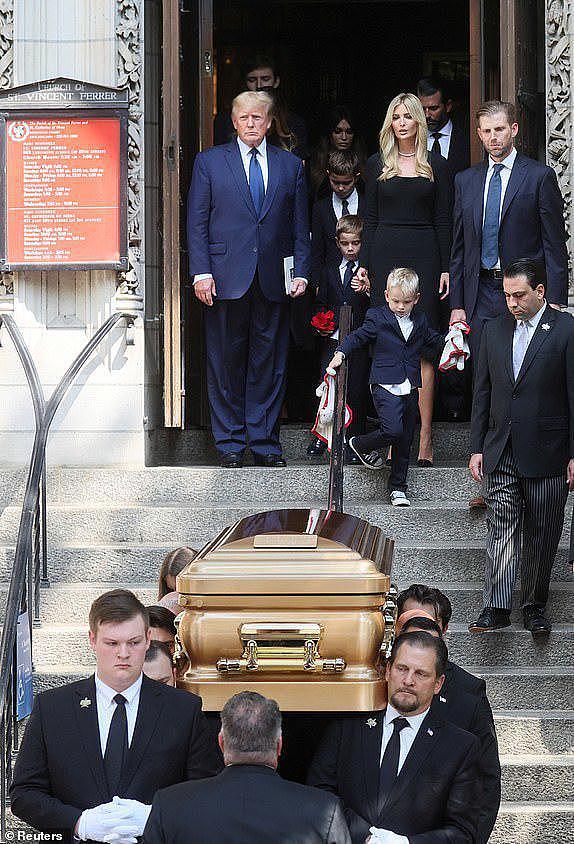 特朗普率全家赴前妻葬礼，梅拉尼娅带16岁儿子现身，“终结不和”（组图） - 1