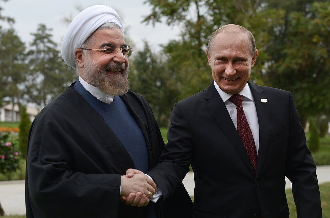 2014年，时任伊朗总统的鲁哈尼（左）与普京在俄罗斯会面。在恢复2015年与德黑兰达成的核协议的谈判中，莫斯科提供了很大帮助。