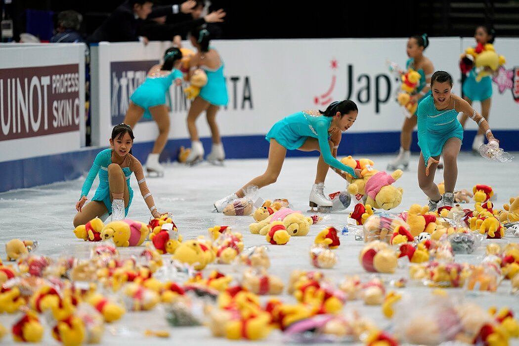 羽生在2019年世界花样滑冰锦标赛上自由滑后，粉丝们将小熊维尼毛绒玩具扔到冰面上。