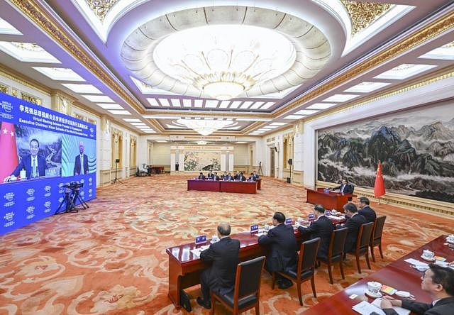 7月19日晚，中国总理李克强与世界经济论坛主席施瓦布举行视频会见。