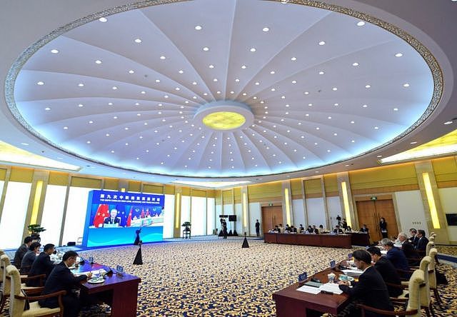 7月19日，中共中央政治局委员、国务院副总理刘鹤与欧盟委员会执行副主席东布罗夫斯基斯以视频会议形式共同主持第九次中欧经贸高层对话。