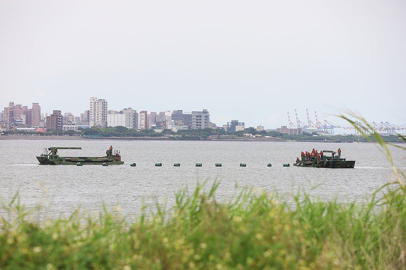 台湾陆军五三工兵群周三于淡水河口操作M3浮桥车，串连汽油桶与炸药在河道中设置数道阻绝链，防止中国解放军长驱直入。（图取自中央社）