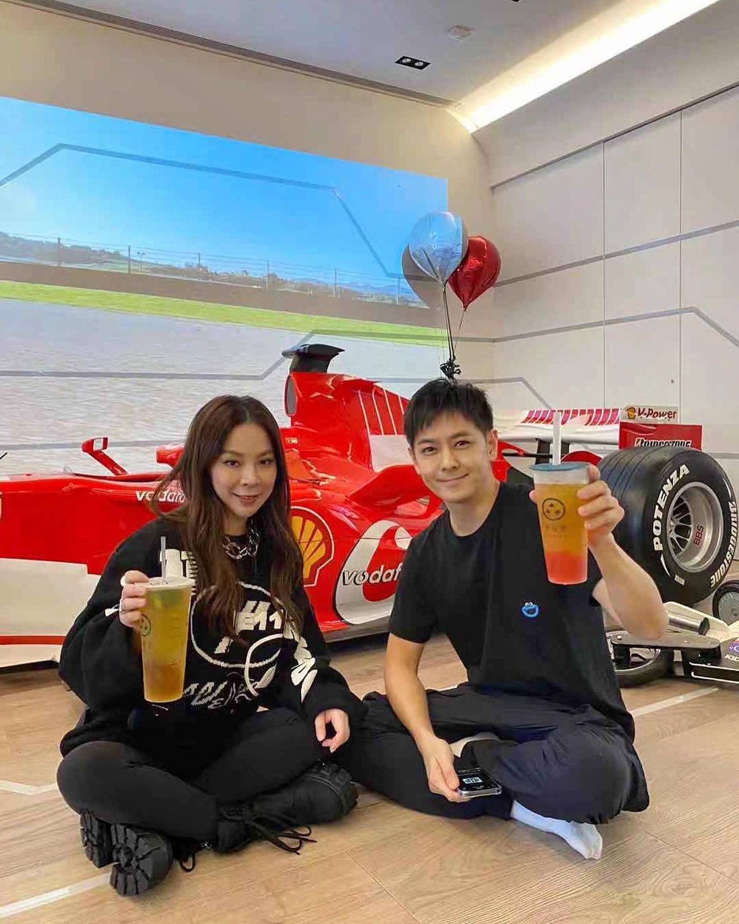 林志穎的好友楊秀蓉送飲料外賣，令家中客廳擺放一架紅色F1法拉利賽車曝光﹗（Instagram：@janetdazzling）