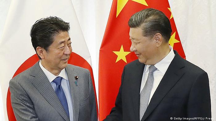 日本前首相安倍晋三曾多次和中国国家主席习近平在国际场合会面（资料照）