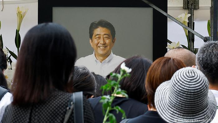 不少日本民众吊唁安倍晋三的离世，但日本国内也有反对国葬的声音出现