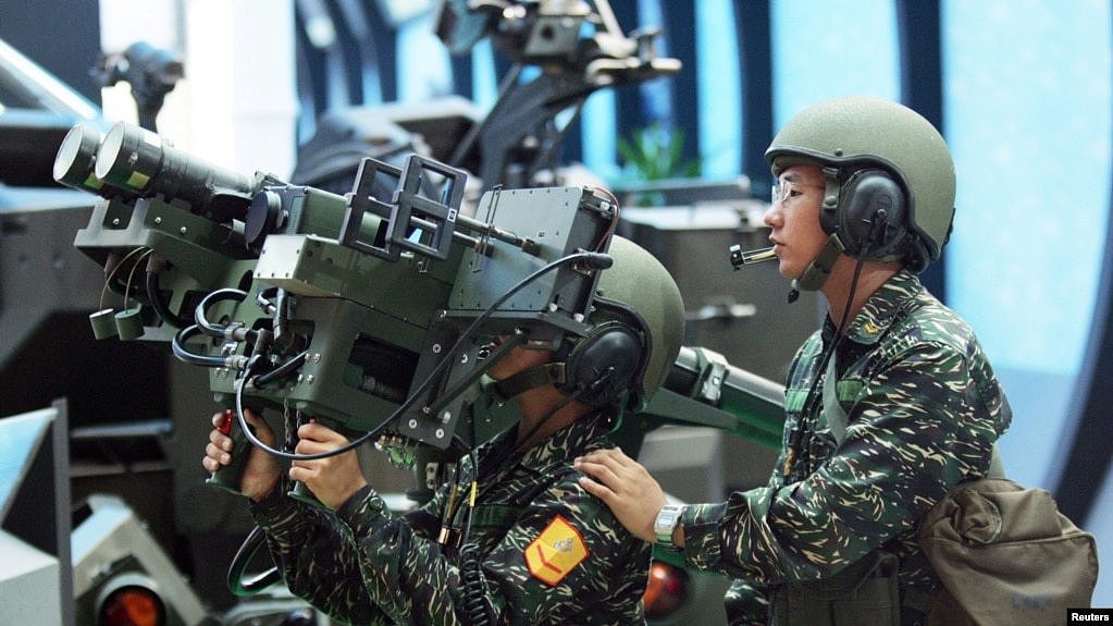 资料照片：台湾士兵在展示美制“毒刺”便携式防空导弹。（2005年8月11日）