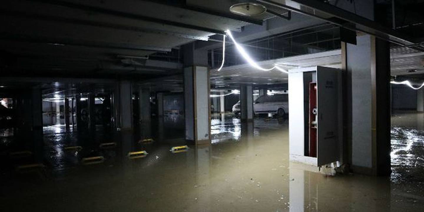 郑州网红高档小区「瀚海晴宇」地下车库在暴雨中被淹。 （经济观察报）