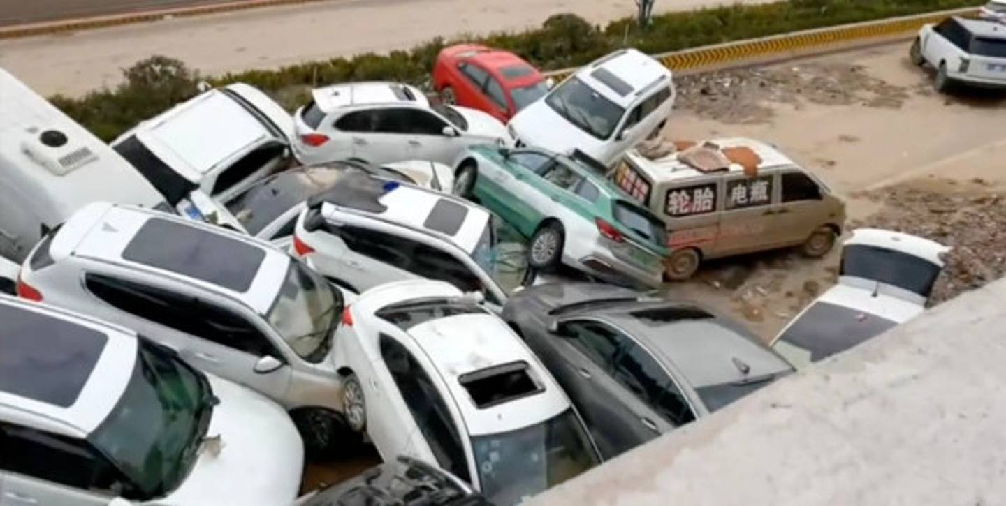 郑州暴雨期间有大量汽车报废。 （网上图片）
