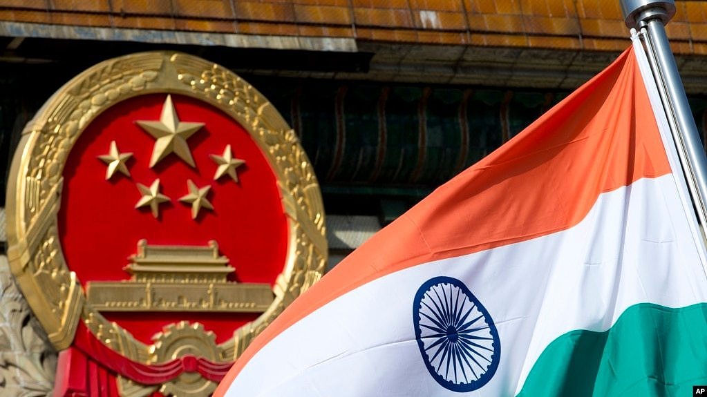 在北京人民大会堂外为来访的印度官员举行的欢迎仪式上，一面印度国旗在中国国徽旁飘扬（2013年10月23日）。