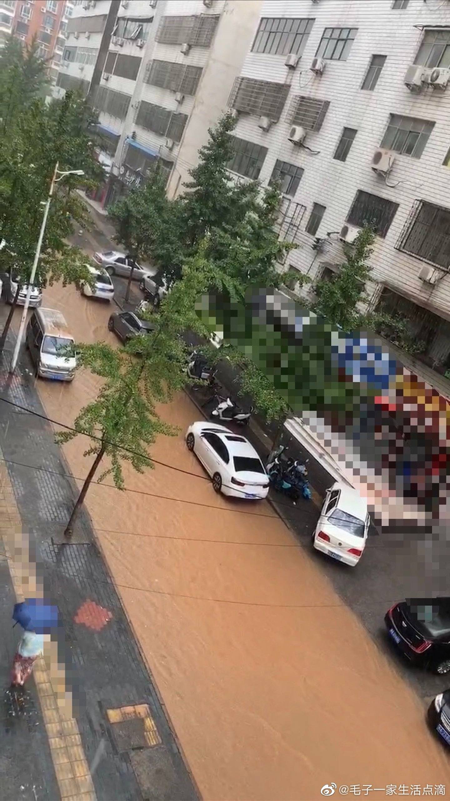 图为2022年7月22日郑州暴雨带来的积水。 （微博）