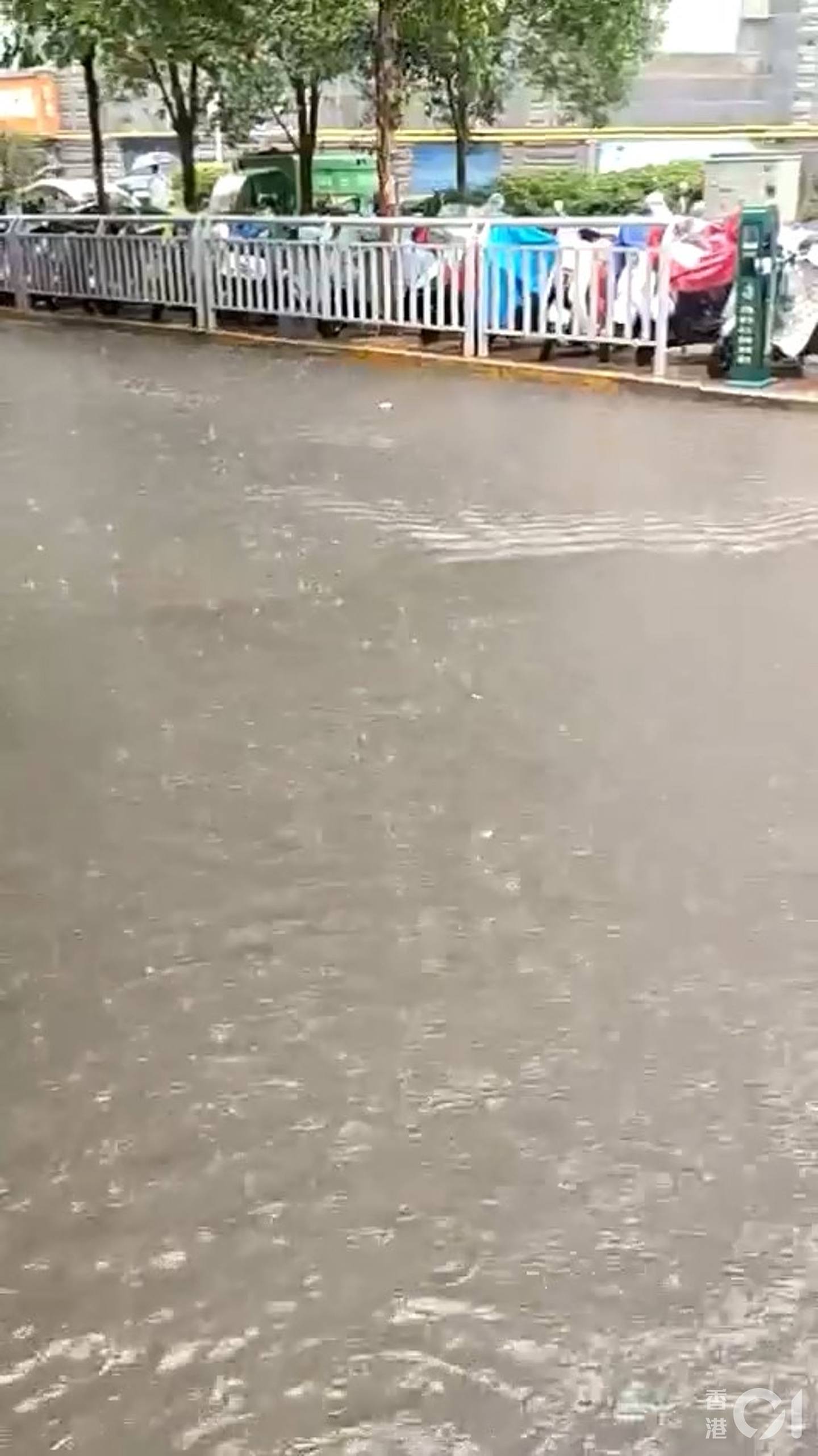 瓢泼雨势再袭郑州。 （受访者提供）